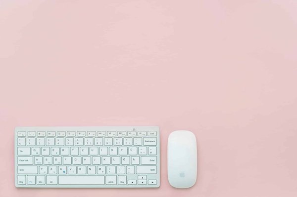 Quels sont les avantages des claviers avec pavé numérique intégré pour la saisie de données ?